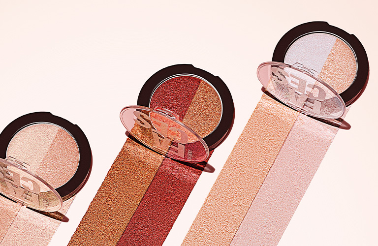 Iluminadores Duo Faces sobre un fondo unicolor.